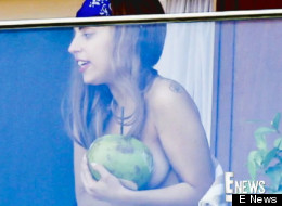 Lady Gaga cubierta con un coco