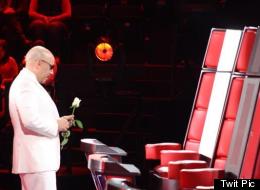 Lupillo Rivera dejándole una flor blanca a Jenni en su silla