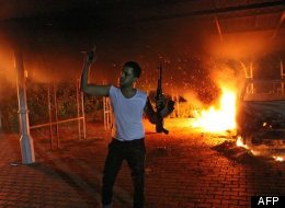 Un homme armé montre son arme alors que le consulat américain brûle à Benghazi, le 11 septembre 2012. (AFP/STR)